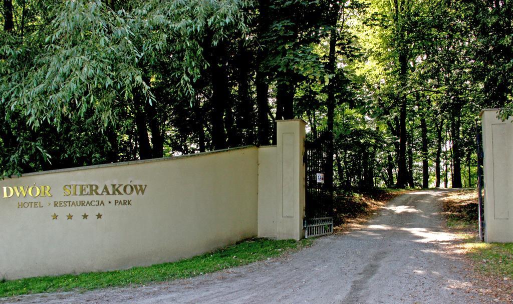 Dwor Sierakow Hotel Exterior photo