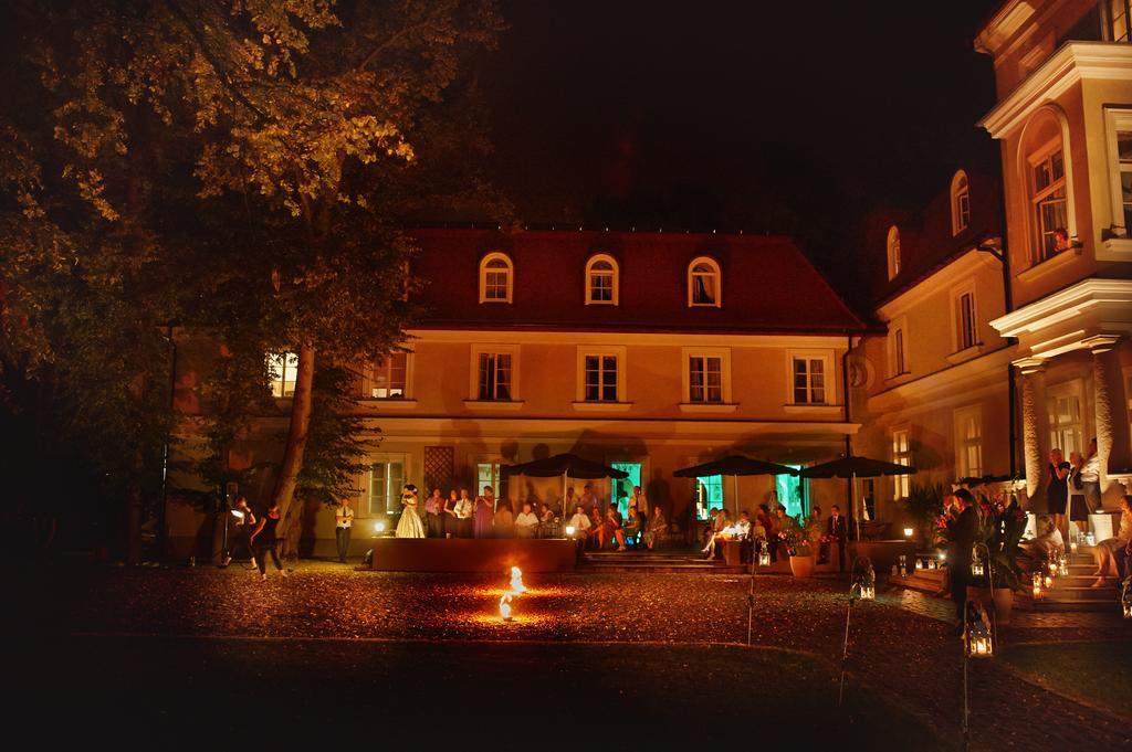 Dwor Sierakow Hotel Exterior photo